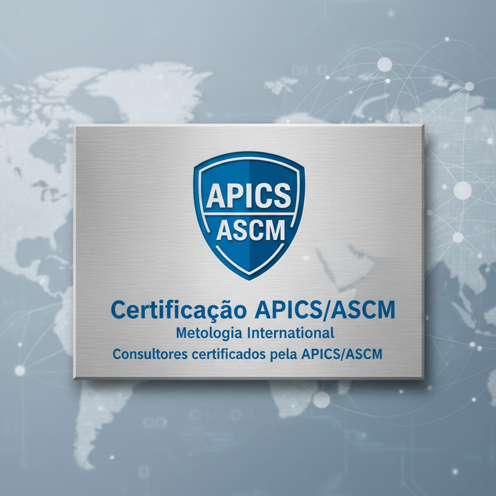 Placa metálica cinza exibindo o logotipo azul da APICS ASCM e o texto "Certificação APICS/ASCM Metologia International Consultores certificados pela APICS/ASCM" sobre um fundo com um mapa-múndi estilizado.